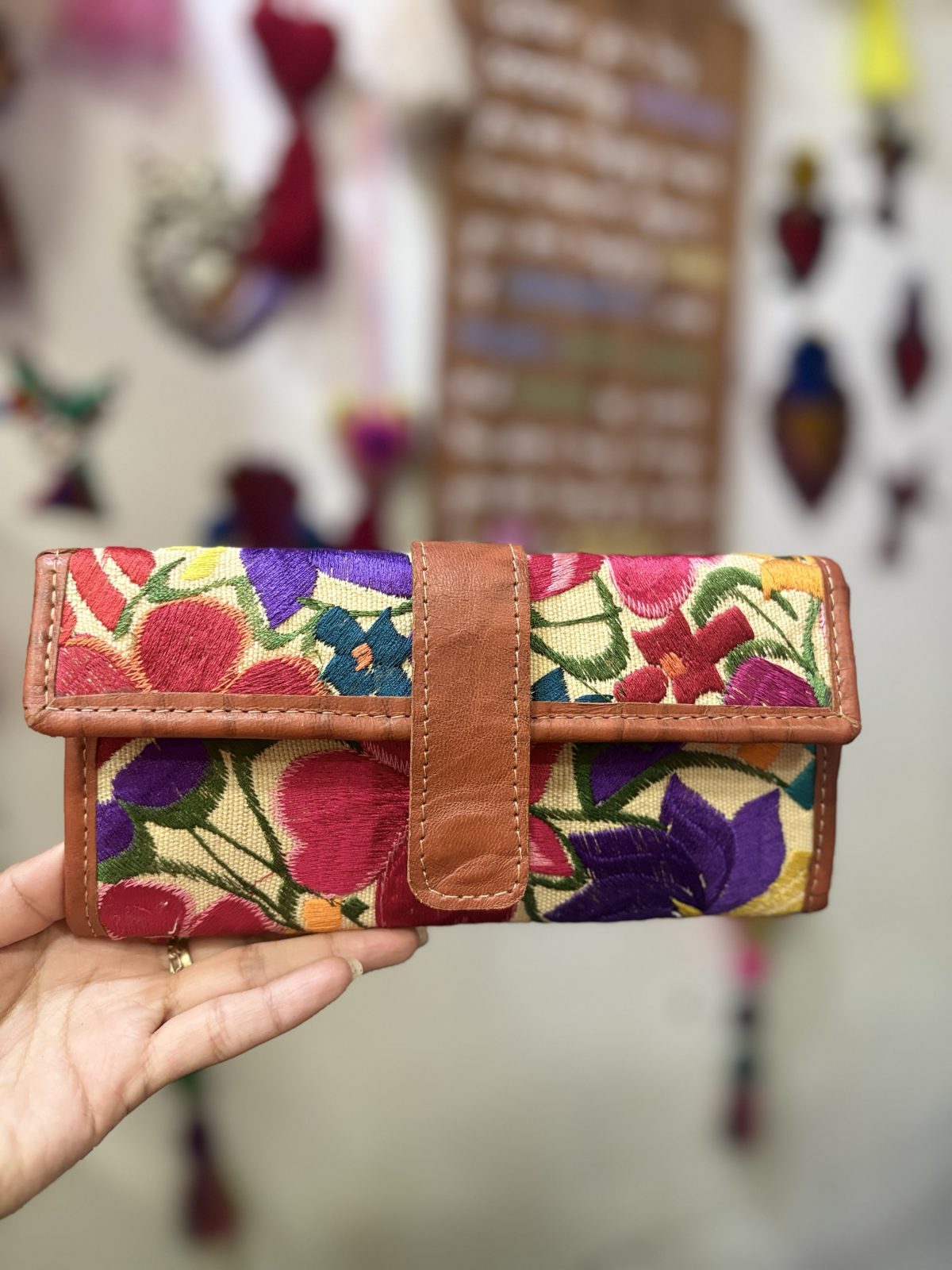 Cartera de piel con tejido artesanal