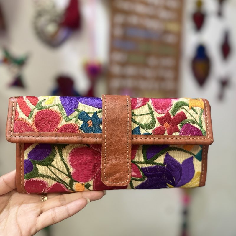 Cartera de piel con tejido artesanal