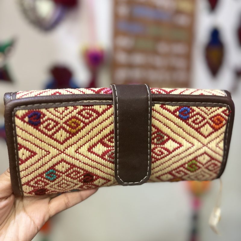 Cartera de piel con tejido artesanal
