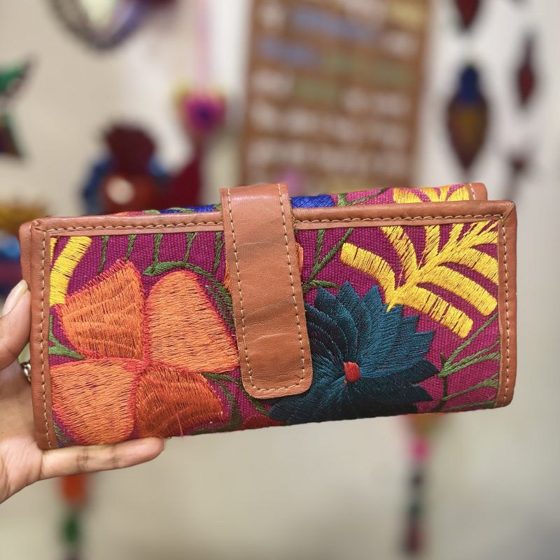 Cartera de piel con tejido artesanal