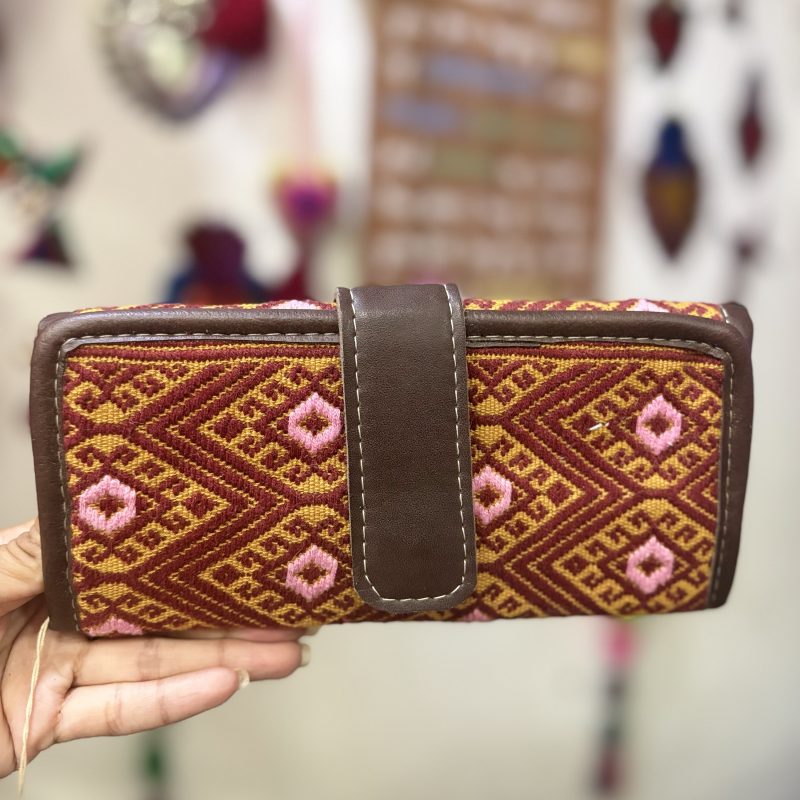 Cartera de piel con tejido artesanal