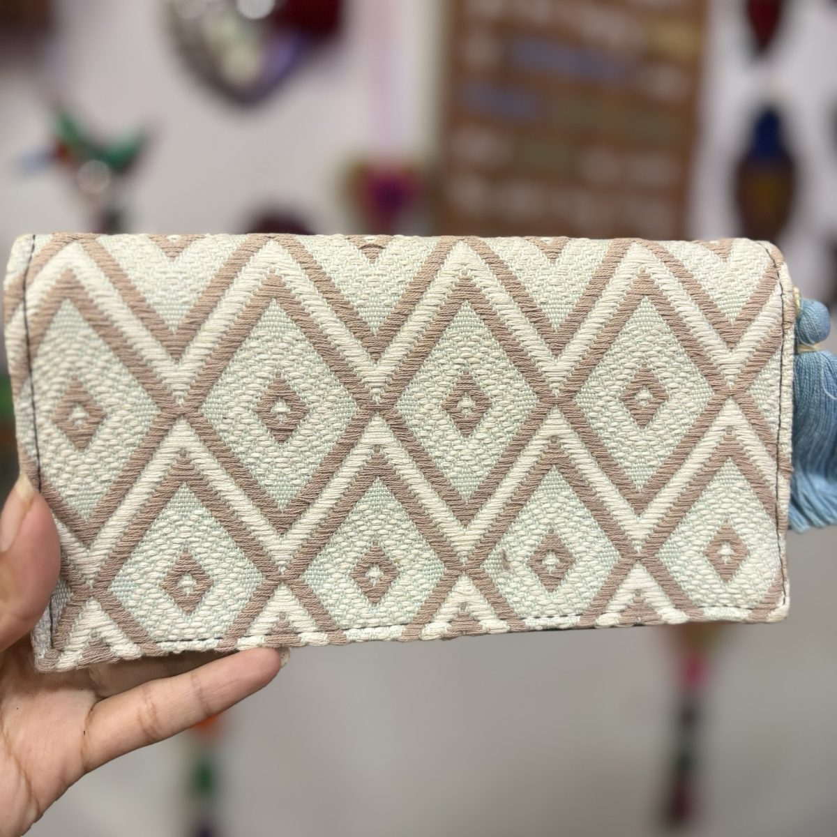 Cartera de piel con tejido artesanal