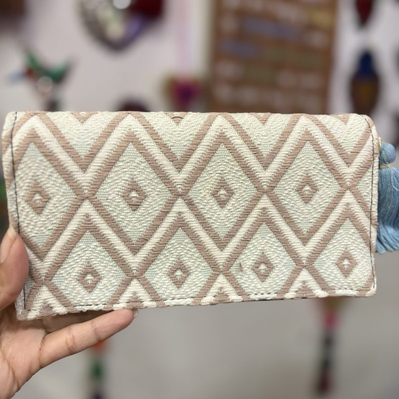 Cartera de piel con tejido artesanal
