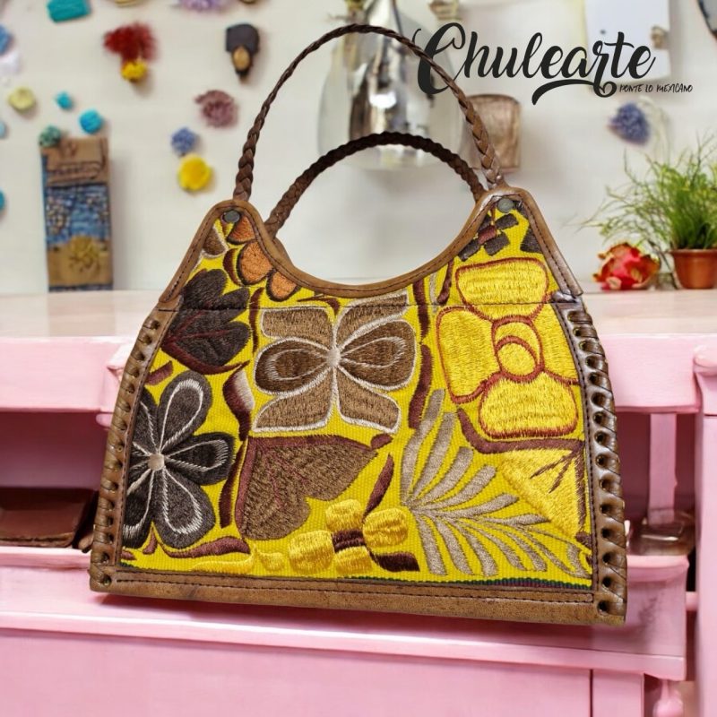 Bolsa de cuero con tejido artesanal