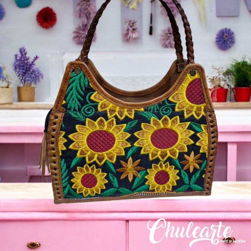 Bolsa de cuero con tejido artesanal