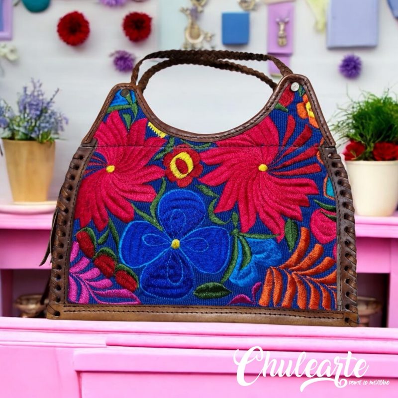 Bolsa de cuero con tejido artesanal